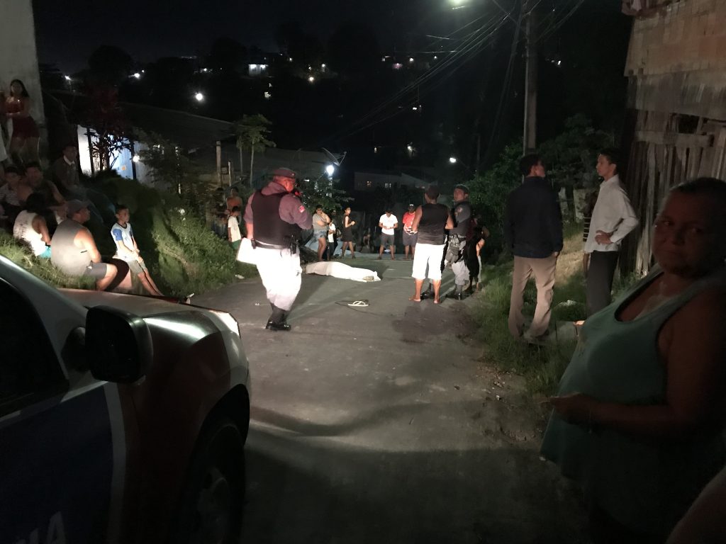 A vítima foi chamada para o lado de fora de sua residência pelos assassinos 