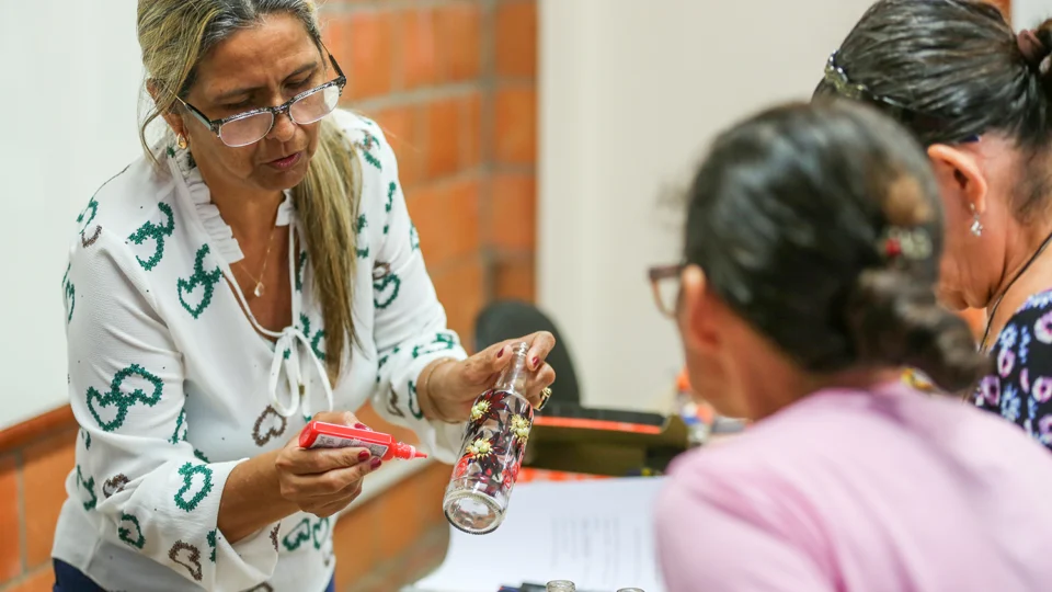 ‘Do lixo ao luxo’ capacita moradores do Prosamim para a reutilização de materiais recicláveis