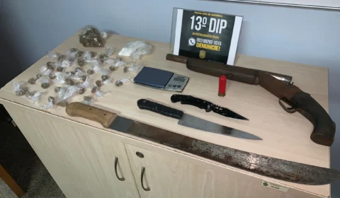 Jovem é preso com escopeta, munição e drogas no bairro Cidade de Deus