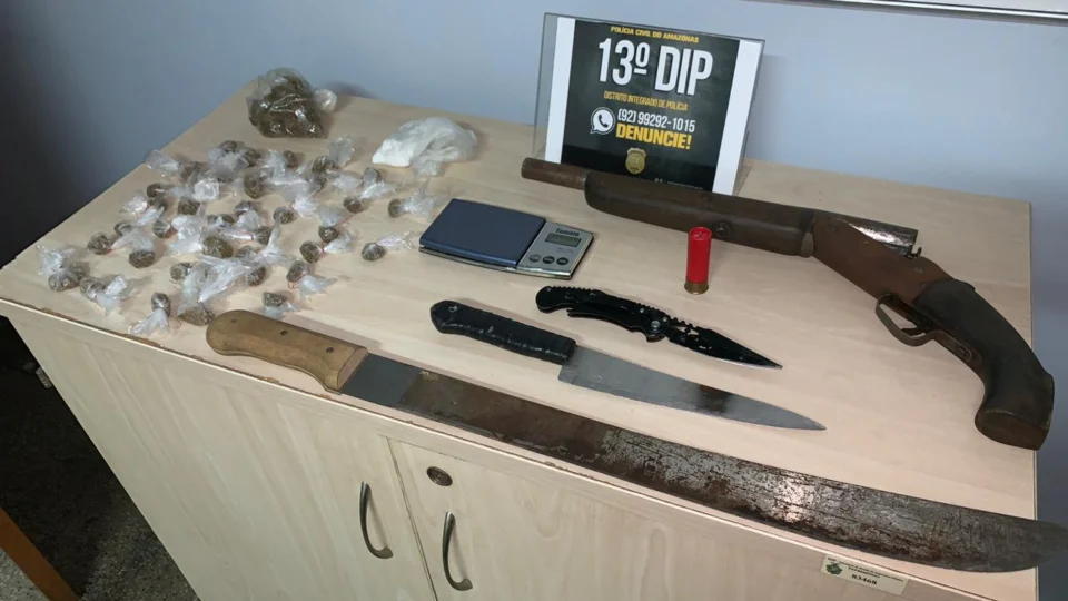 Jovem é preso com escopeta, munição e drogas no bairro Cidade de Deus