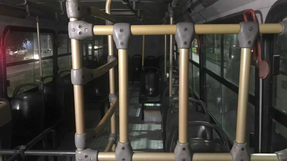 Assaltantes invadem ônibus da linha 444 e realizam arrastão – Já é o 9º assalto do motorista somente esse ano