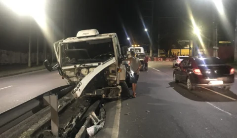 Para evitar grave acidente, motorista de caminhão bate em alambrando na Torquato Tapajós