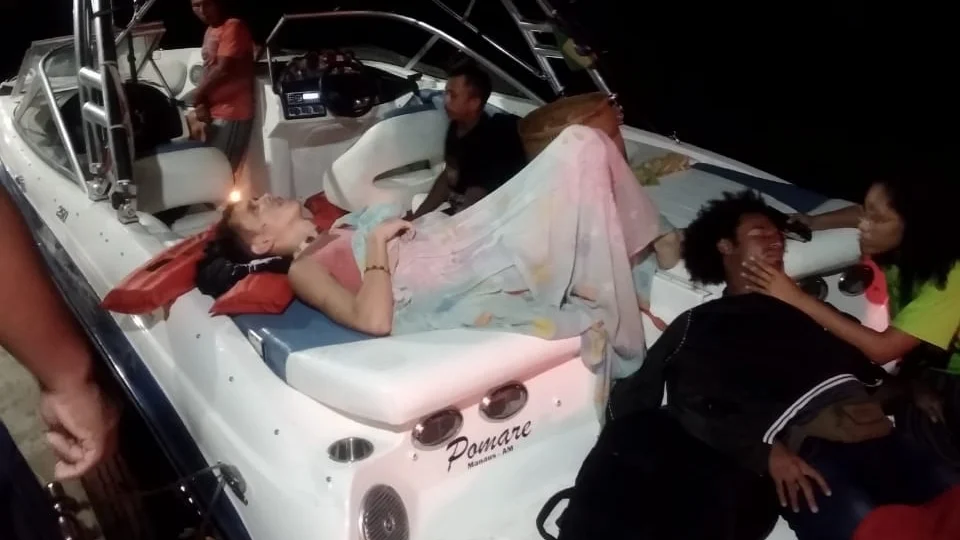 Lancha passa por cima de embarcação de madeira na Comunidade do Livramento e condutor foge sem prestar socorro às vítimas