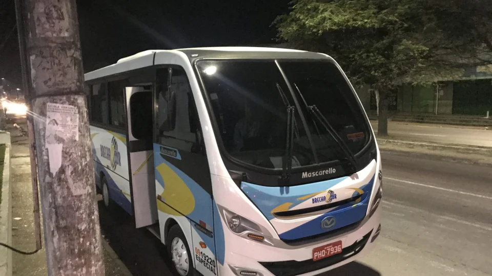 Ônibus do transporte especial é assaltado na Avenida das Flores