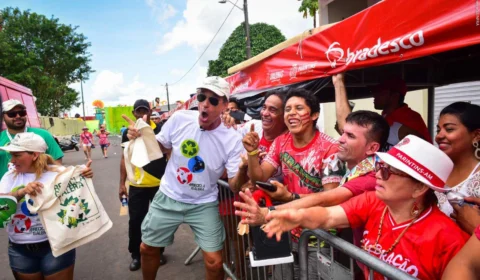 Ator global, Victor Fasano marca presença em Parintins com ato de sustentabilidade