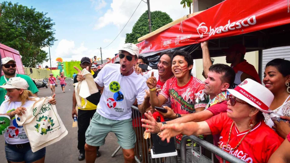 Ator global, Victor Fasano marca presença em Parintins com ato de sustentabilidade