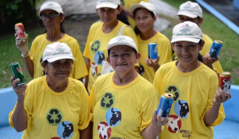Catadores de lixo realizam trabalho significativo durante festival em Parintins