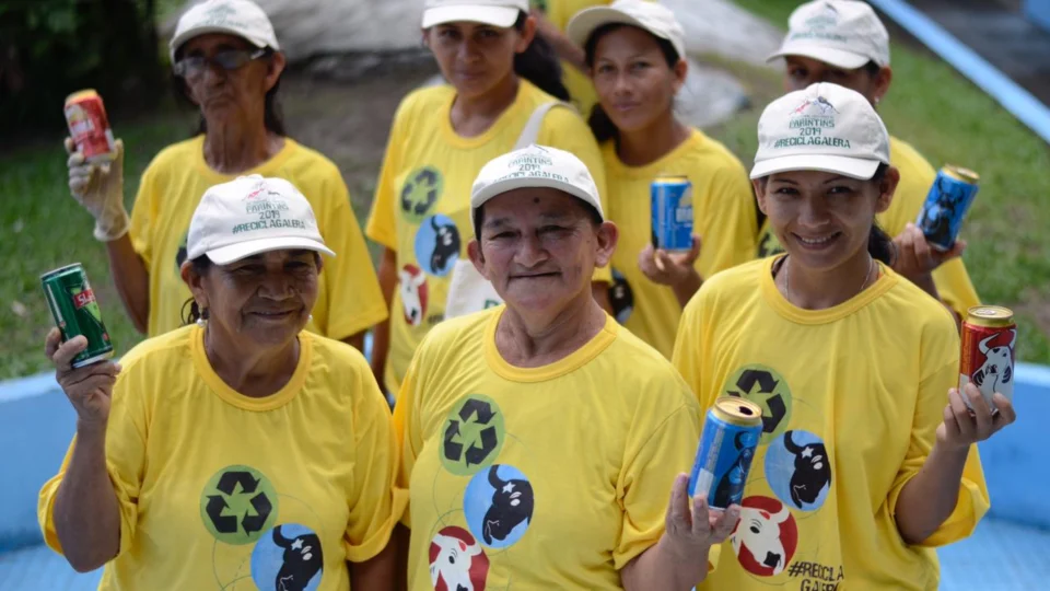 Catadores de lixo realizam trabalho significativo durante festival em Parintins