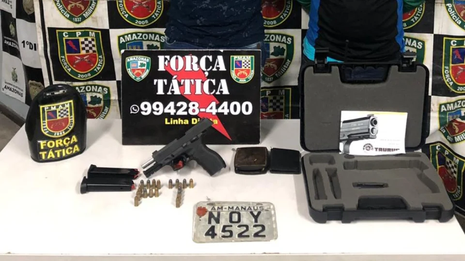 Homens “passeavam” durante madrugada em posse de pistola e terminam presos