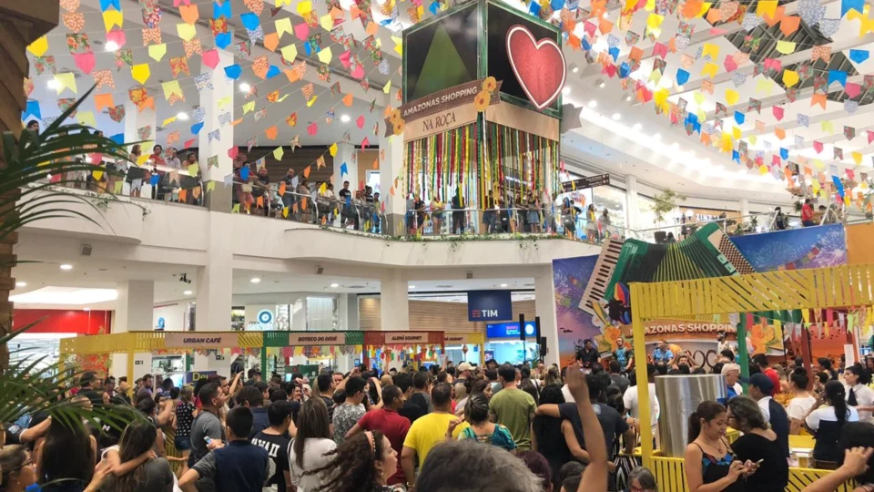 Arraial em shopping entra em clima de boi bumbá, do Festival de Parintins