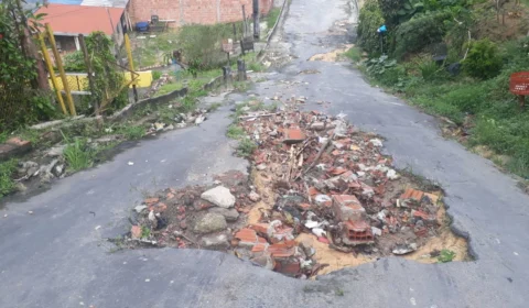 Buraco de 2 metros causa transtorno aos moradores da rua Andorinha