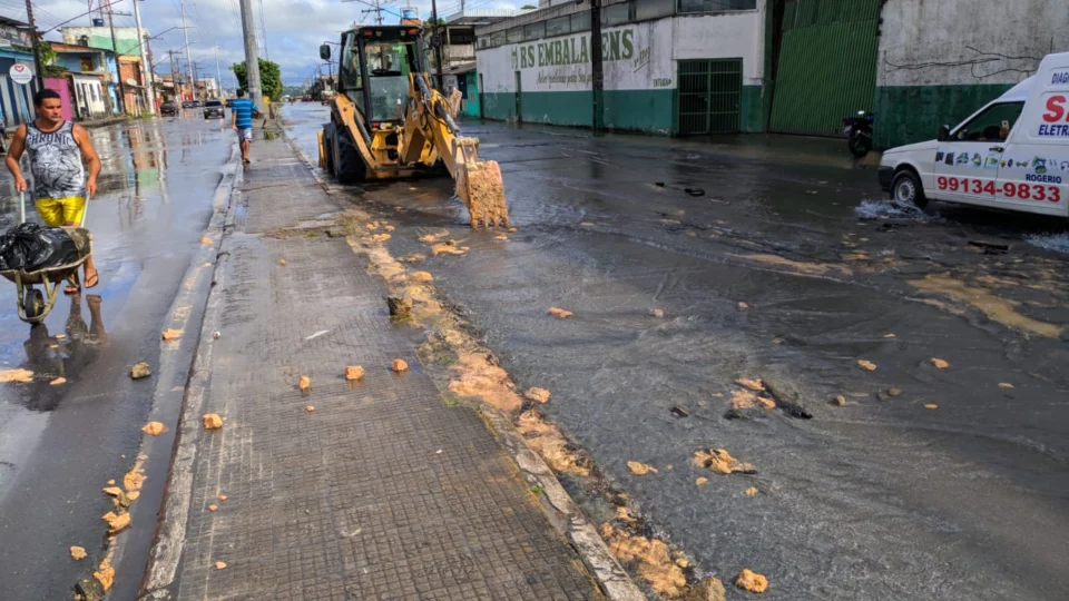 Rompimento de tubulação na avenida Itaúba causa transtornos em Manaus