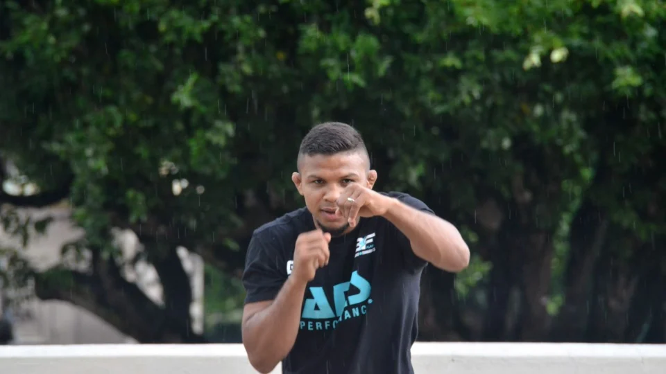 Amazonense dono do cinturão dos pesos-galo recebe homenagem na capital