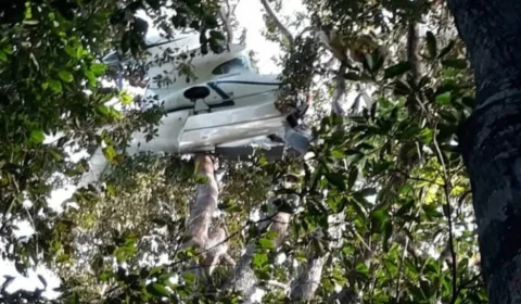 Avião cai e um suposto carregamento com drogas é roubado em Coari