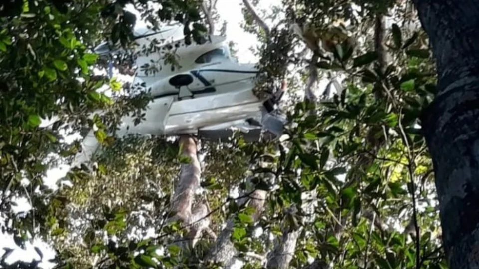 Avião cai e um suposto carregamento com drogas é roubado em Coari