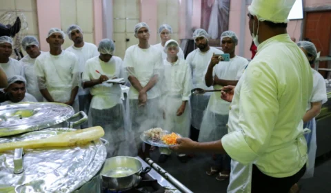 Moradores de rua recebem curso de culinária para inclusão no mercado de trabalho