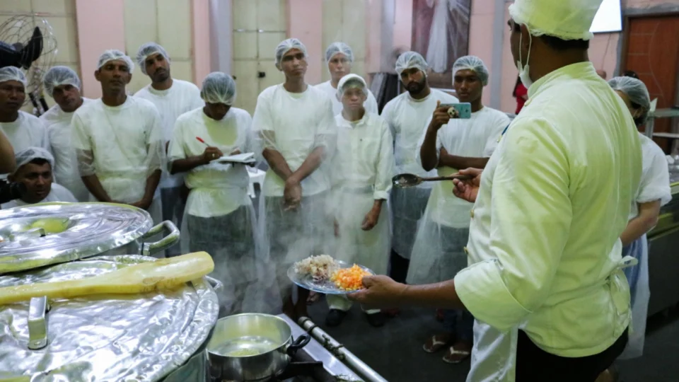 Moradores de rua recebem curso de culinária para inclusão no mercado de trabalho