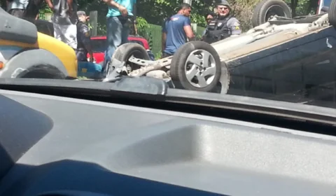 Motorista capota veículo em frente à Ufam