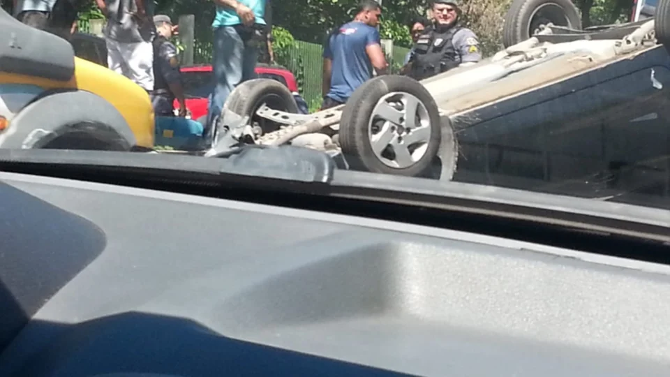 Motorista capota veículo em frente à Ufam