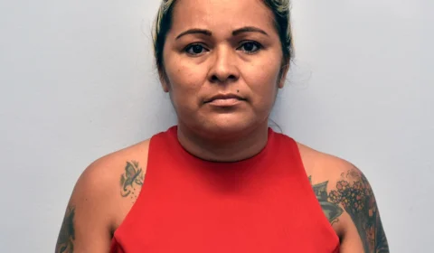 Mulher é presa por tráfico de drogas e milícia