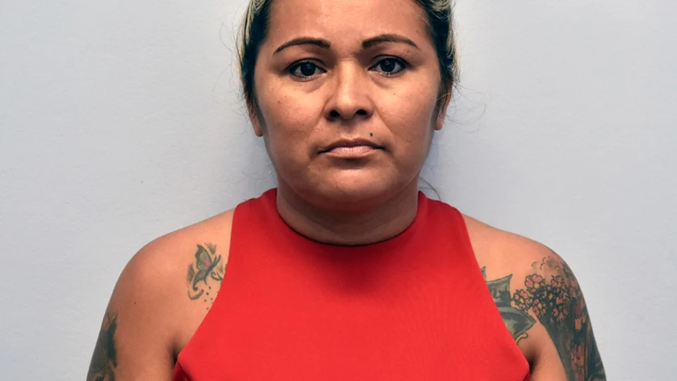 Mulher é presa por tráfico de drogas e milícia