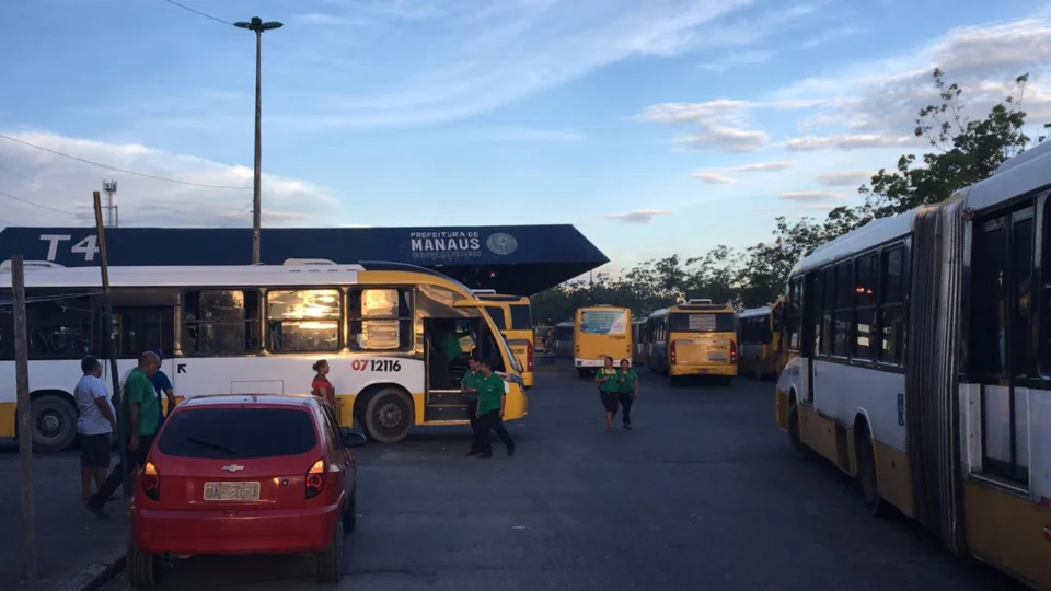 Rodoviários paralisam ônibus nos terminais 4 e 5