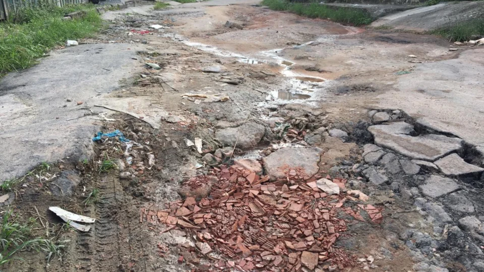 Moradores sofrem com falta de iluminação e de asfalto no bairro Riacho Doce 2