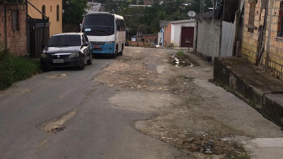 Moradores usam próprio dinheiro para tentar resolver falta de asfalto no bairro Santa Etelvina