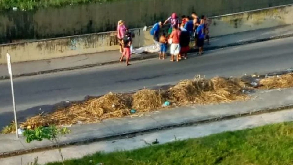 Após briga, homem pula em igarapé, passa mal e morre afogado em Manaus