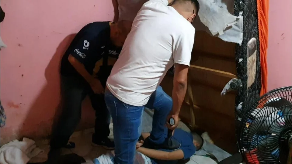 ‘Lágrima de sangue’ se esconde embaixo da cama para fugir da polícia