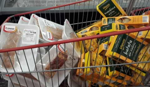 300 kg de carnes estragadas são apreendidas em supermercado da zona Centro-Sul