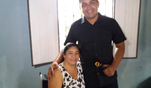 Após reportagem Thiago Quara volta a casa de Andréia para entregar doações