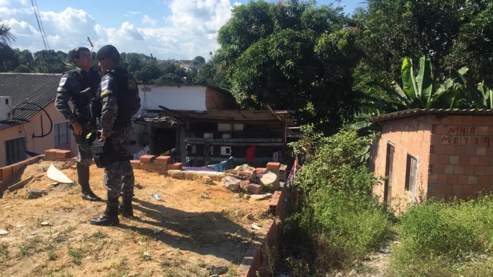 URGENTE: Corpo de criança é encontrado enterrado em área de mata no João Paulo