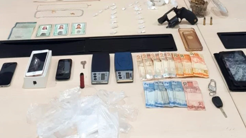 Casal contrata adolescente como embalador de droga e são presos e o menor apreendido