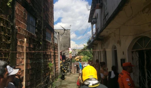 Quitinete tem interior consumido pelo fogo no bairro da Redenção