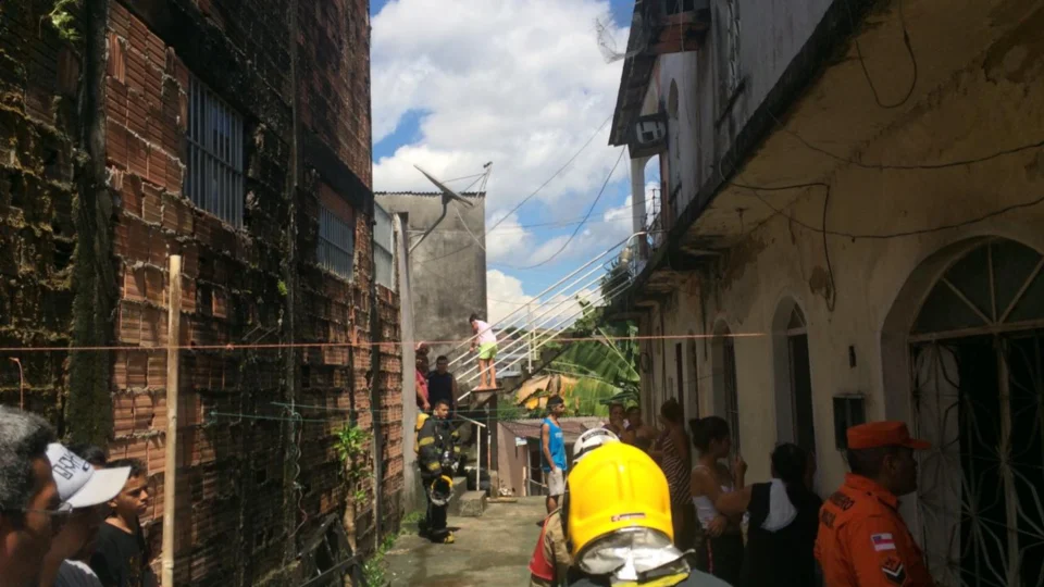 Quitinete tem interior consumido pelo fogo no bairro da Redenção