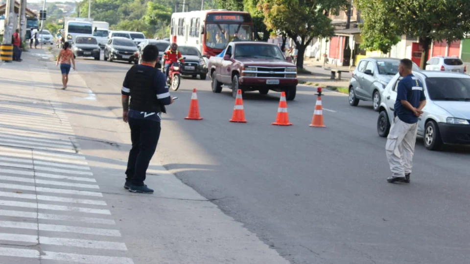 Fiscalização nas zonas oeste e norte de Manaus contabiliza 35 veículos removidos