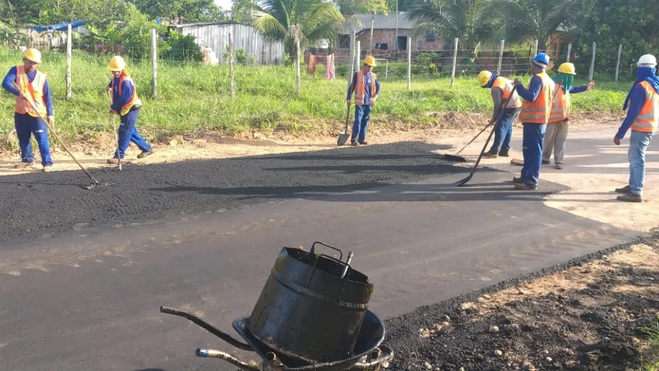 Obras de recuperação na Estrada do Caldeirão, no município de Iranduba são executadas pela Seinfra