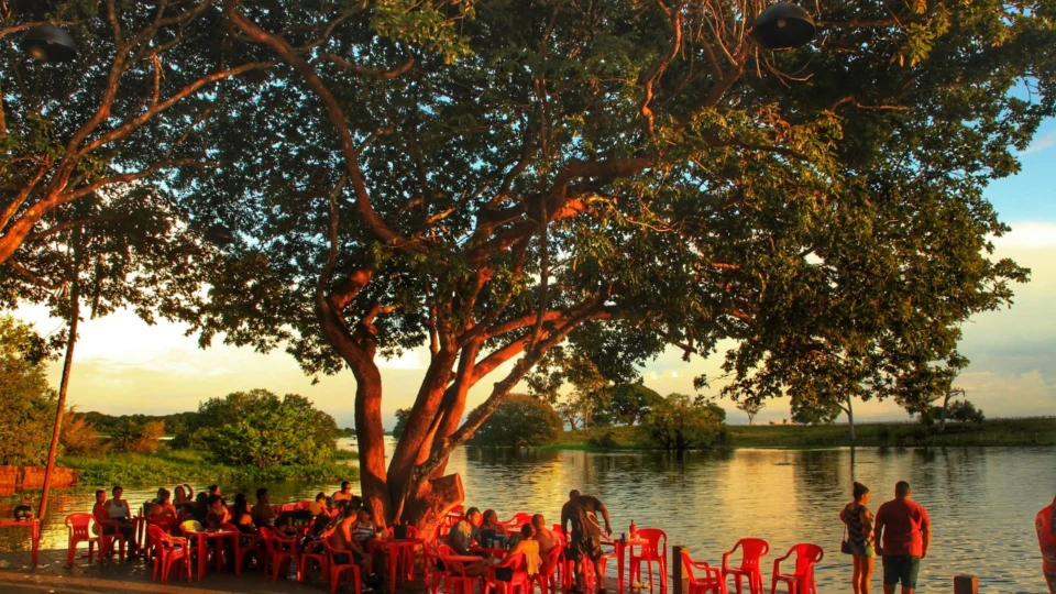 O turista que for a Parintins pode ter como programação balneários e trilhas aquáticas