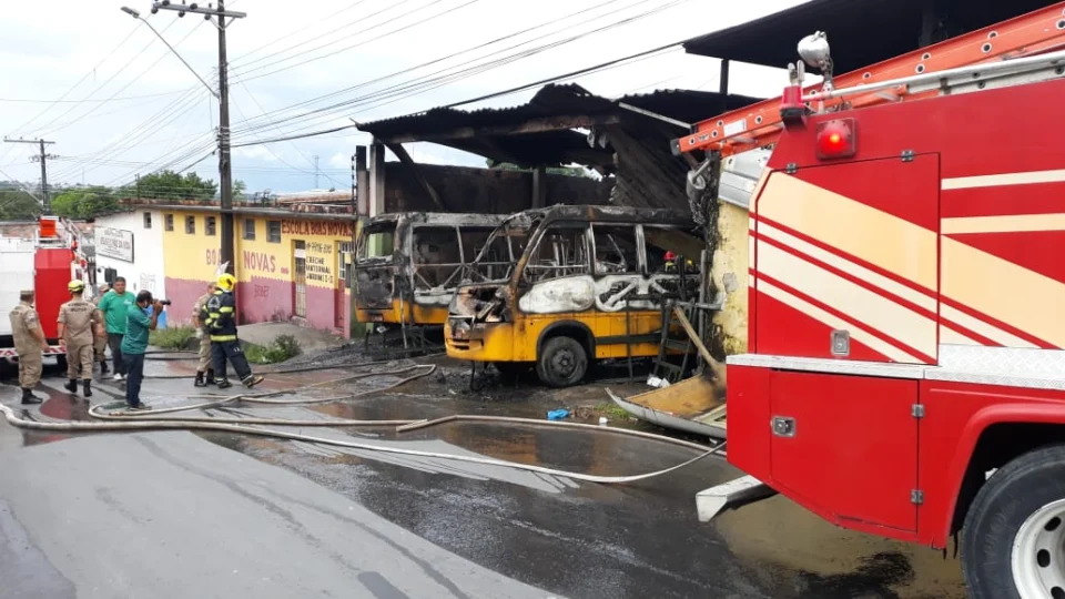 Incêndio em oficina assusta moradores no bairro Val Paraíso