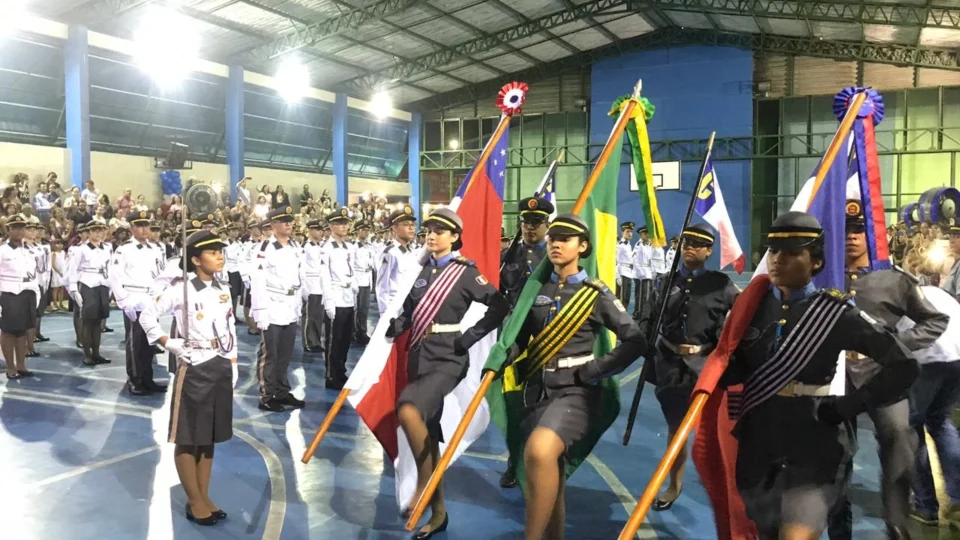 CMPM III realiza formatura solene na quadra da escola no Parque São Pedro