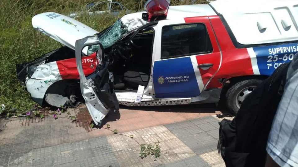 Carreta colide com viatura da PM e dois policiais ficam feridos no Distrito