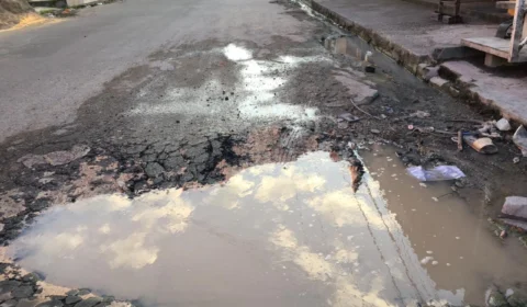 Tratores da prefeitura de Manaus acabam abrindo mais buracos por conta do peso, no bairro Riacho Doce