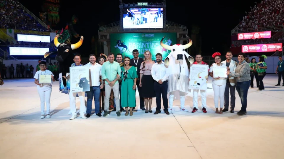 Patrimônios culturais do Brasil, bumbás Caprichoso e Garantido iniciam disputa pelo título com grande espetáculo