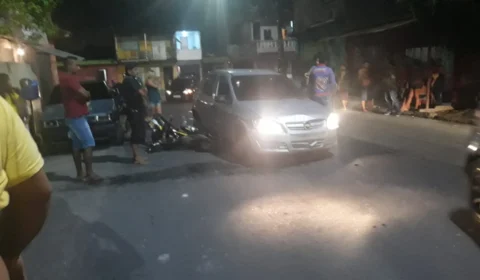 Bêbado, motorista bate dois carros e passa por cima de motocicleta