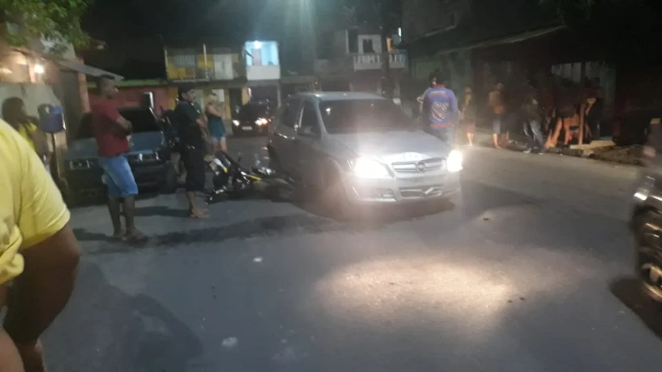Bêbado, motorista bate dois carros e passa por cima de motocicleta