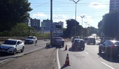 Motorista perde o controle e choca o carro contra meio-fio na Darcy Vargas