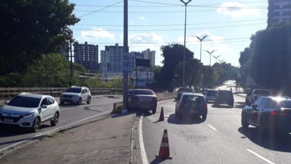 Motorista perde o controle e choca o carro contra meio-fio na Darcy Vargas