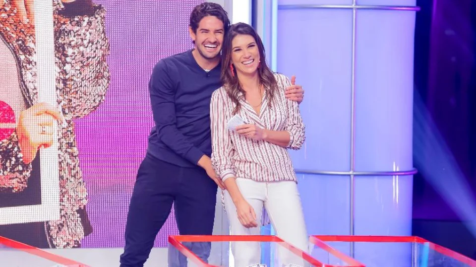 Rebeca Abravanel e Alexandre Pato casam secretamente na casa de Silvio Santos