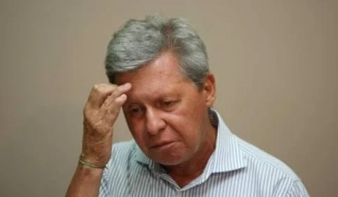 Arthur publica texto sobre economia do país, mas esquece dos buracos que predominam em Manaus